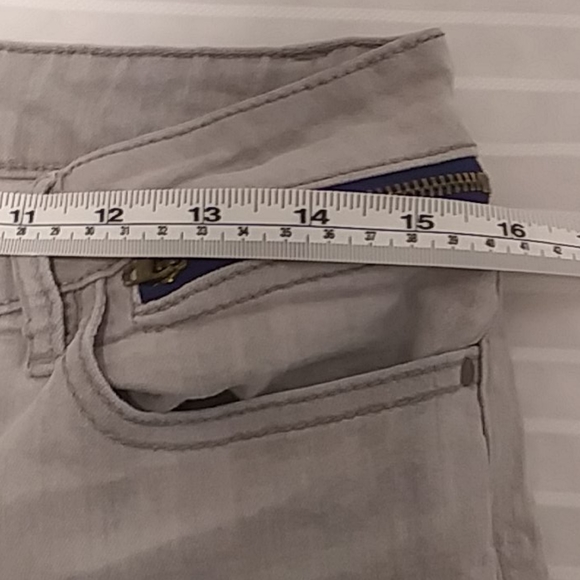 Joe Boxer Women Light Washed Capri Jeans - Picture 6 of 10